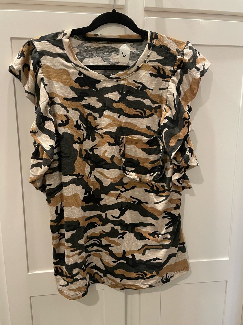 Flutter sleeve camo shirt in Large ladies